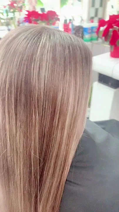 https://cdn.salonspotlight.com/photos/de1NIKzJwF7PxaYdLRYT/cbcb28d4-4e5f-454f-9997-60e6faa033ef_720x720
