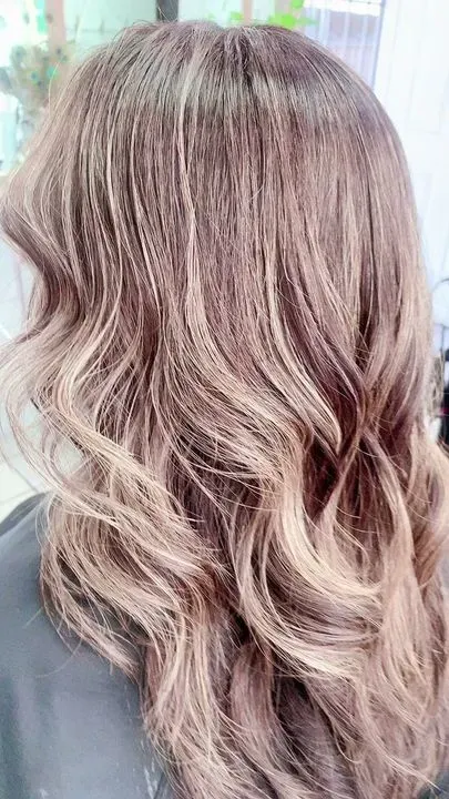 https://cdn.salonspotlight.com/photos/de1NIKzJwF7PxaYdLRYT/f2a6aba3-cb1d-4159-8c1a-94b09d872f08_720x720