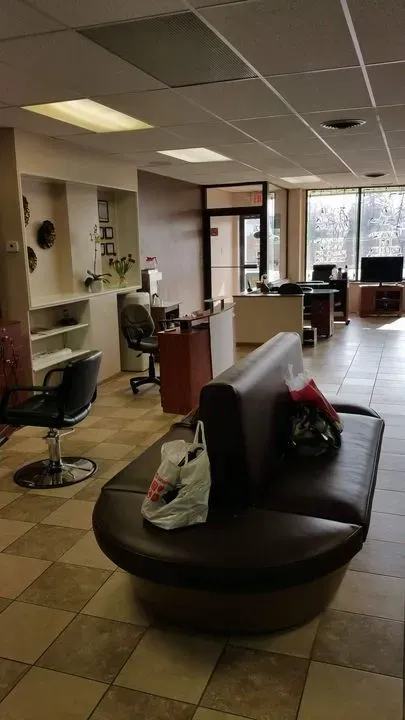 https://cdn.salonspotlight.com/photos/deBk0hjtwwxovGGWELEv/f8f4b2ff-5b8a-4ee4-bc6a-34f842db6de4_720x720