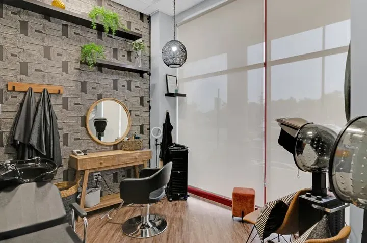 https://cdn.salonspotlight.com/photos/decDwvBkocKIpZUPjd6W/1f258582-25f1-49c1-b2a9-be7304b125bf_720x720