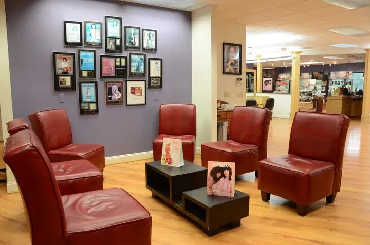 https://cdn.salonspotlight.com/photos/dgu806xEI4tUmgm0fZT5/206ad6f4-44f2-4bb6-bc33-4db182a71b2f_720x720