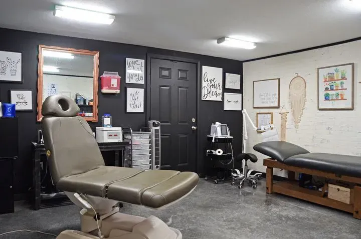 https://cdn.salonspotlight.com/photos/djduMhCK2CzDGnrwOuuc/35764d8f-e66d-48d1-acef-e27d2d611515_720x720