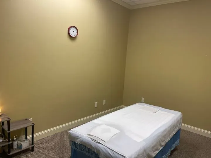 https://cdn.salonspotlight.com/photos/dliK6BgeLHwMziAmkcFf/d3861b49-22ac-4ca3-88fc-1c82914494bf_720x720
