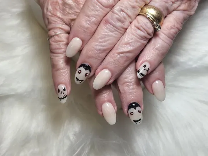 https://cdn.salonspotlight.com/photos/dmOZDGediKnnMhlOgbgx/6a9a6435-90d1-41d6-8528-44fe9c29dbef_720x720