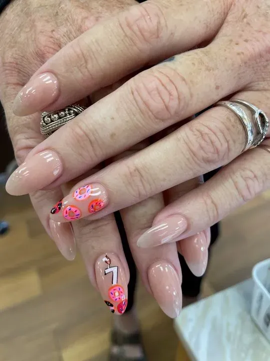 https://cdn.salonspotlight.com/photos/dnX2Km7QfbkzpI2PMxFz/21aa5c4e-4a51-4499-80b8-b01b885b913a_720x720