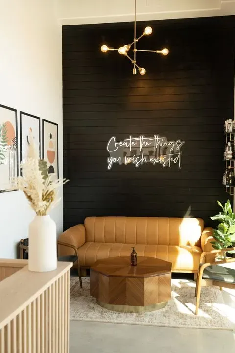 https://cdn.salonspotlight.com/photos/dqEVIUWwu2jc67DWNBoG/e16758d9-c251-45fc-9ce9-0917b0fe61aa_720x720