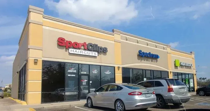 https://cdn.salonspotlight.com/photos/dqwLgzG5IV00lv00Kxfa/b530b0ff-e8bb-4333-b697-255d3fb57cb6_720x720