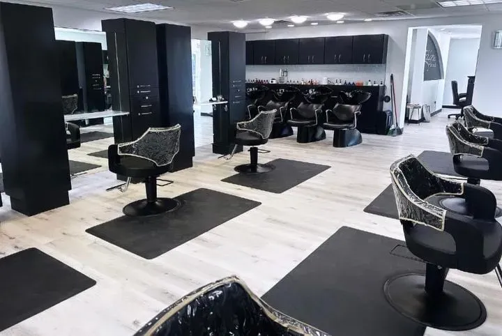 https://cdn.salonspotlight.com/photos/dr61CsYzNRioCxKYtFlU/29b00324-86ad-4019-98bf-ebebf8a77f44_720x720