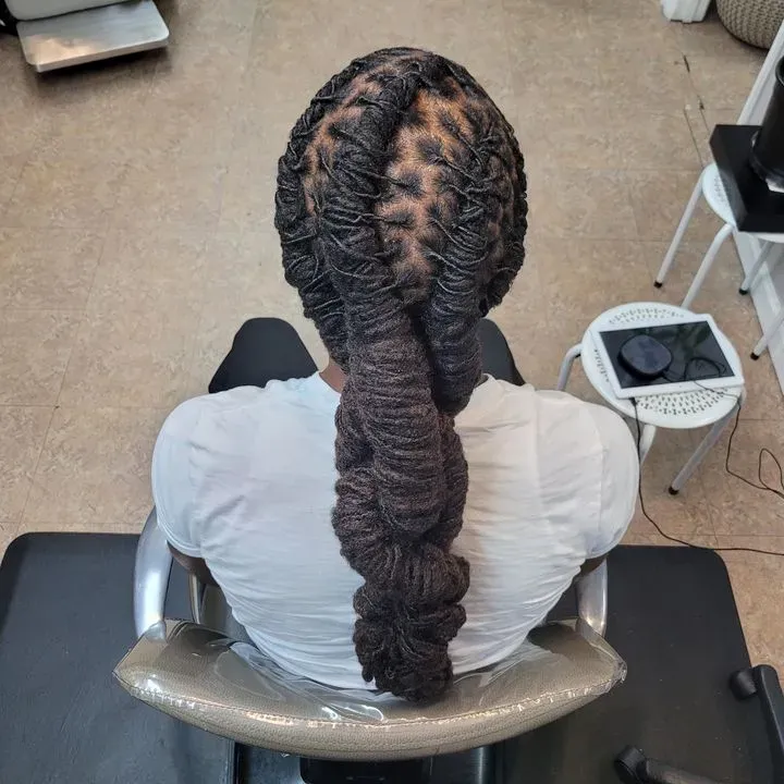 https://cdn.salonspotlight.com/photos/drGI5DRFhopvHLMVmQq1/99a98ea7-f0e0-4f37-befb-2249e719c2d7_720x720
