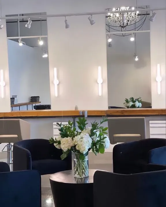 https://cdn.salonspotlight.com/photos/drGXWOhsoExkTsSCPrlL/1fb26aca-75a8-4c00-bc29-05c7ac106afd_720x720