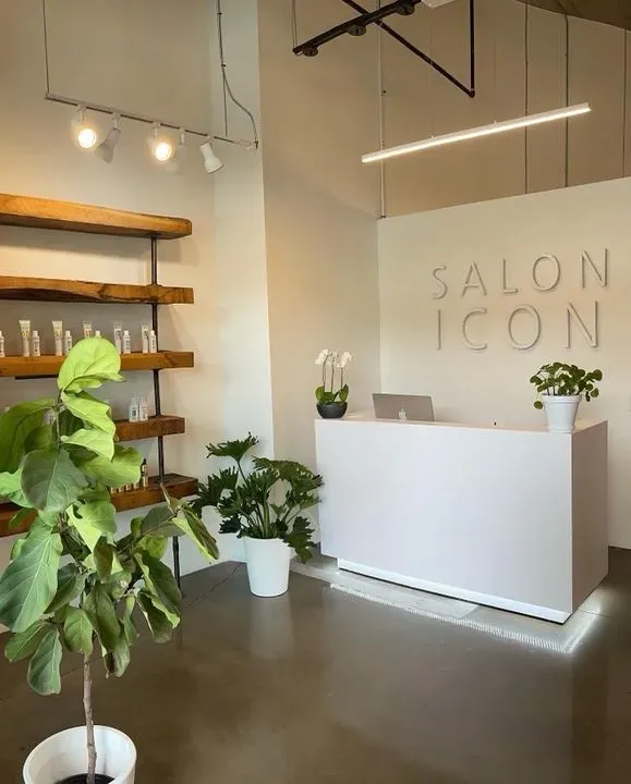 https://cdn.salonspotlight.com/photos/drGXWOhsoExkTsSCPrlL/6f0ae46b-26c1-46cf-b8a6-065da838a8d8_720x720