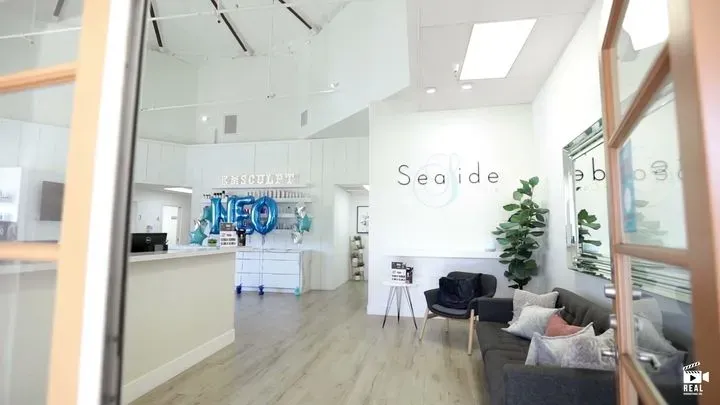 https://cdn.salonspotlight.com/photos/ds7NmITEXCJ7IZGsOD0P/4bff4018-938e-4755-af2e-f6b3b8c1836e_720x720