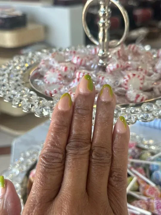 https://cdn.salonspotlight.com/photos/dsGIaBcgx7a3kSoeJJWA/e33549c3-41b9-4e7a-8aaf-d6d70620c8c8_720x720