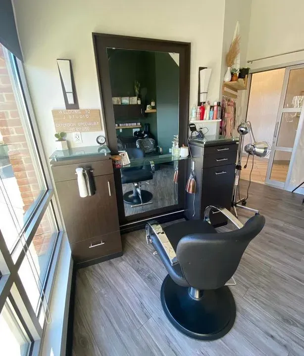 https://cdn.salonspotlight.com/photos/dsLKhEJLOuf9cLxxB3yf/1094b83a-f6f6-4c2a-882c-25fe3c09d586_720x720
