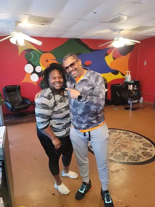 https://cdn.salonspotlight.com/photos/dt9iGFZqDxXoA0sZILhF/c6add782-c7f9-4464-946a-c4543ec12d23_720x720