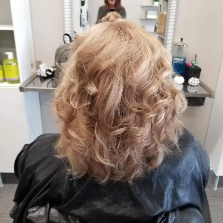 https://cdn.salonspotlight.com/photos/duFabUX2OT5JBT9zQvEi/245c3d45-d55d-4ea7-83f4-ad45ed49b6f7_720x720
