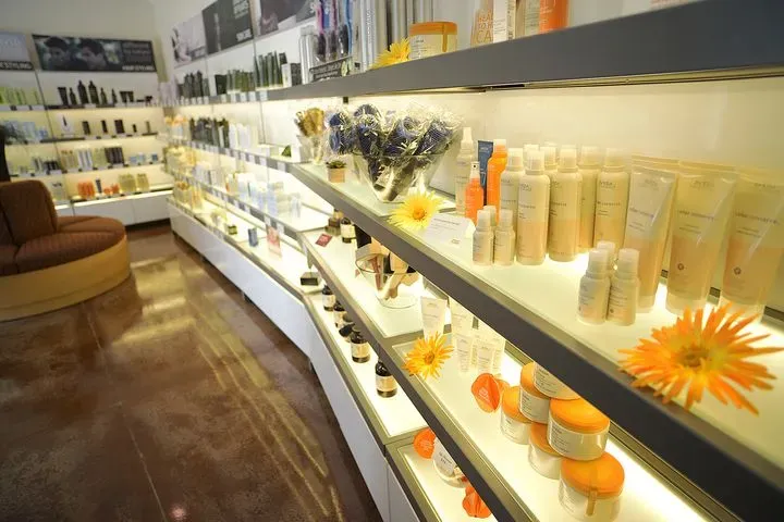 https://cdn.salonspotlight.com/photos/duOZkl9sW9P67gC8gLFh/4d05edb6-d460-4f0e-8f1b-bae168a581b2_720x720