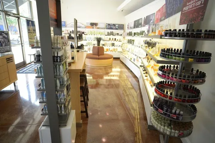 https://cdn.salonspotlight.com/photos/duOZkl9sW9P67gC8gLFh/c11d9c99-2d39-4da4-a330-500e39166a1c_720x720