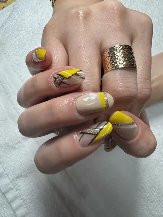 https://cdn.salonspotlight.com/photos/dvUjir57CDdT46Ti5Vnz/66f2e98c-161c-44e5-8a13-9746e2c6c32e_720x720