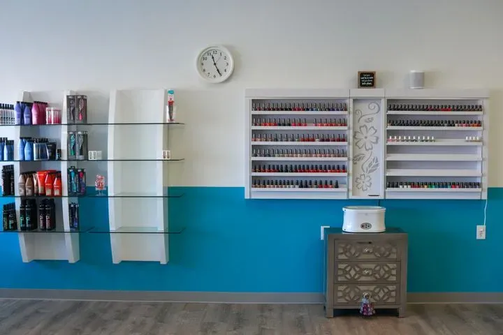 https://cdn.salonspotlight.com/photos/dvj0hfedhlreMSc0Mdc9/042a34cb-68e4-4baf-a791-413552657755_720x720