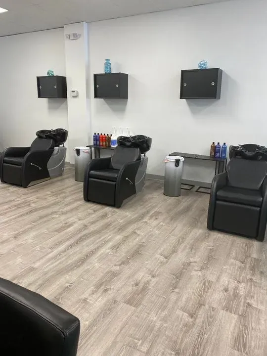 https://cdn.salonspotlight.com/photos/dvj0hfedhlreMSc0Mdc9/aa516da8-7aeb-4399-af43-7ce5f0339ea9_720x720