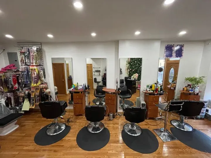 https://cdn.salonspotlight.com/photos/dvvbeNkxp9MngvG3qt3T/de115361-ba18-40c6-9b71-08b31538e52d_720x720