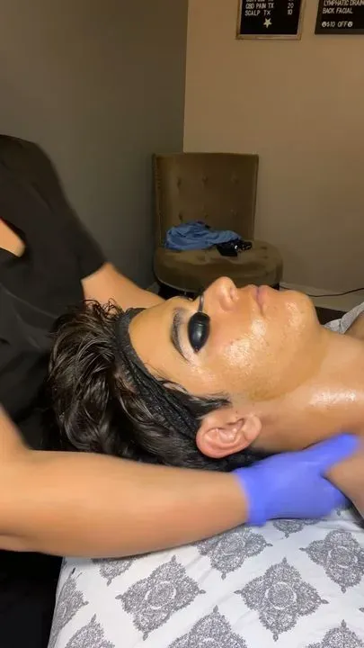 https://cdn.salonspotlight.com/photos/dwBTn41yX16m6JtafTz4/7bc178d8-3150-4ee1-8148-2e5fb5635327_720x720