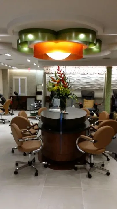 https://cdn.salonspotlight.com/photos/dxJGieP6Q26z4DYXye5k/f862084d-0670-44d7-8383-3782ce4f761e_720x720