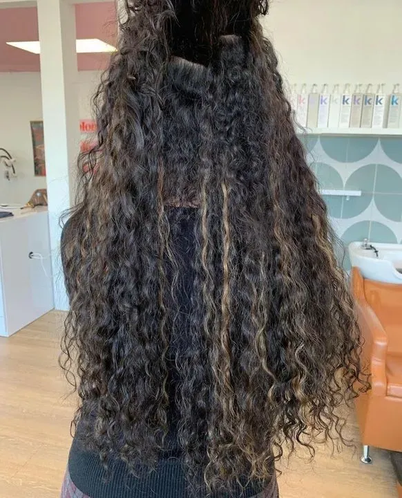 https://cdn.salonspotlight.com/photos/dy6Z1nlq1fwdAptNNwAQ/04ff11f1-986e-467a-8c2d-bd8ab72164ae_720x720