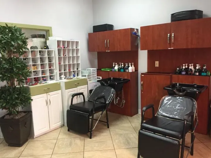 https://cdn.salonspotlight.com/photos/dzQ1gE3r0o9BeXvj7dnX/b33175cc-7740-4dff-af68-dbdff3d7e7ac_720x720
