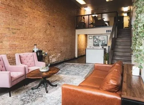 https://cdn.salonspotlight.com/photos/e0zsJSZkqlwPOAnO7vtG/3a239f1c-1bd9-48ae-985f-c130f6dc423f_720x720