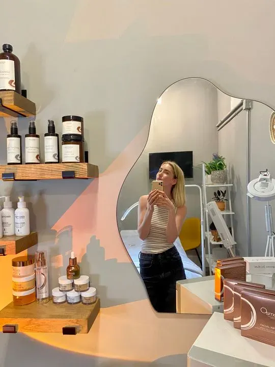 https://cdn.salonspotlight.com/photos/e1EBIniZODAMhtzZyPcl/1aa36626-1b76-48bf-a855-52415e0900de_720x720