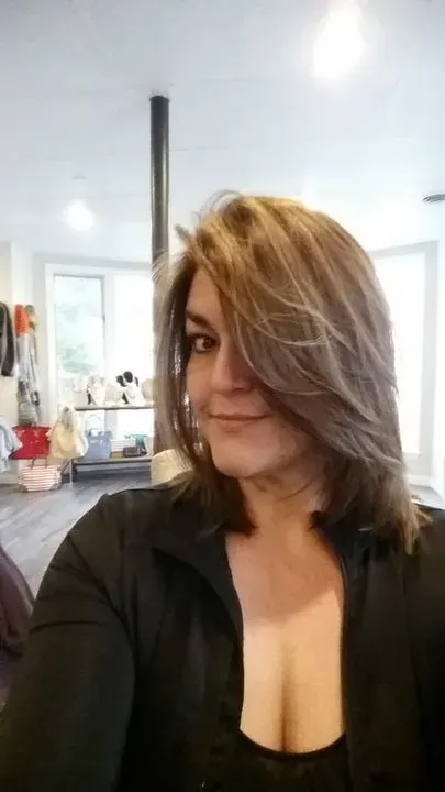 https://cdn.salonspotlight.com/photos/e1TpJWIibdS2pihAaf0X/849d7b16-f05f-4ebd-9cc8-6a204f5f17d1_720x720