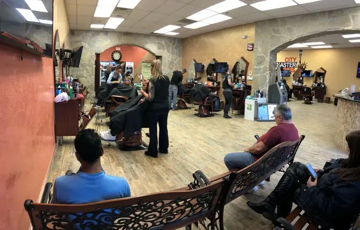 https://cdn.salonspotlight.com/photos/e2Y5PwmpFHb1vd8T9tLO/9d05831c-08bc-4fcf-99bd-6985c98adbdc_720x720