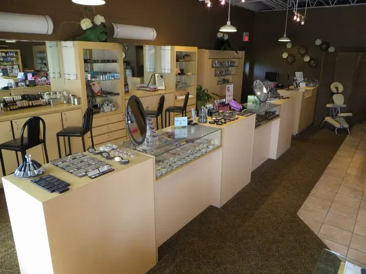 https://cdn.salonspotlight.com/photos/e36ljfbl5rJ0SVZOG9n1/607287e6-7052-4953-9357-5ab62efd2fc9_720x720