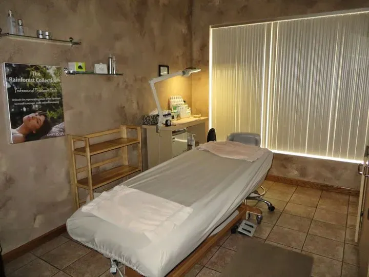 https://cdn.salonspotlight.com/photos/e36ljfbl5rJ0SVZOG9n1/c7aa2af5-1a9d-479e-a384-82b34c4c8d04_720x720