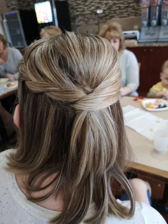 https://cdn.salonspotlight.com/photos/e463khKZTPis2vuNqP3r/4eb60caa-26b3-4743-98d6-adb64568b909_720x720