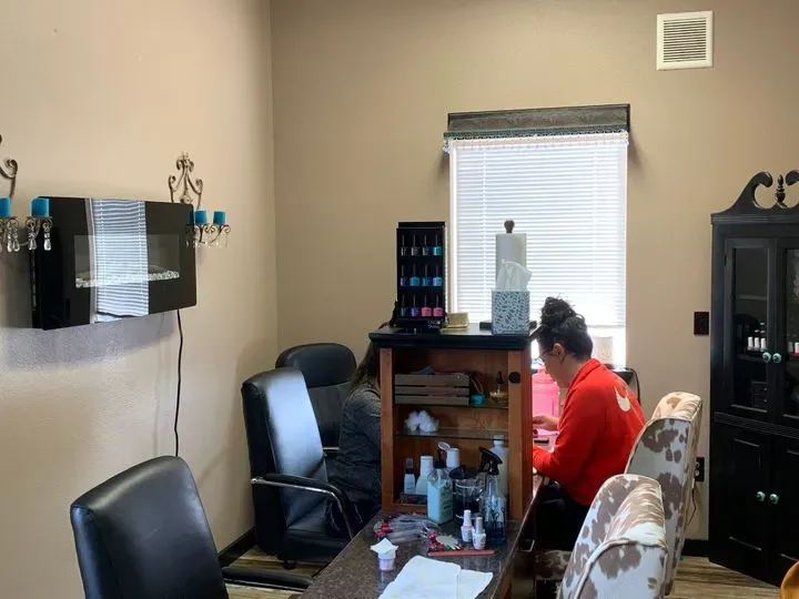https://cdn.salonspotlight.com/photos/eCrWnhANwcL4JwsML3wB/25631d9c-4570-4422-a3bc-2db486e6ea04_720x720