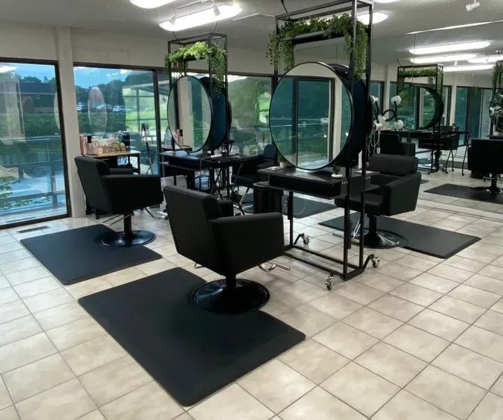 https://cdn.salonspotlight.com/photos/eDjshDk1neHIcbN7lE0R/225935cd-6f6b-46b4-9793-caab78c91f8c_720x720