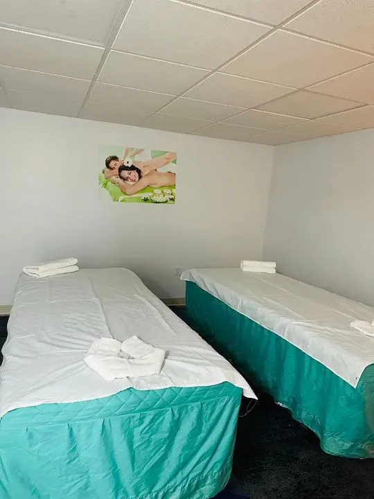 https://cdn.salonspotlight.com/photos/eGT0gOLUKdbWYGtx2dJq/866d2302-e8c5-41bf-9d53-dbb640392c37_720x720