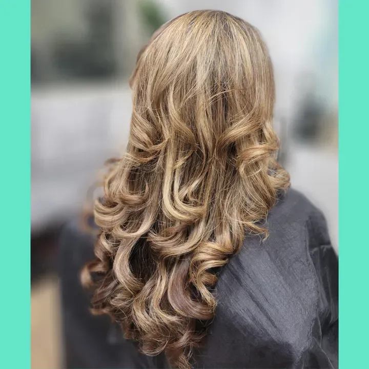 https://cdn.salonspotlight.com/photos/eGZvpHOhtf8ox8vCKkK3/20d2df1c-6528-447c-9c71-1826208638f7_720x720