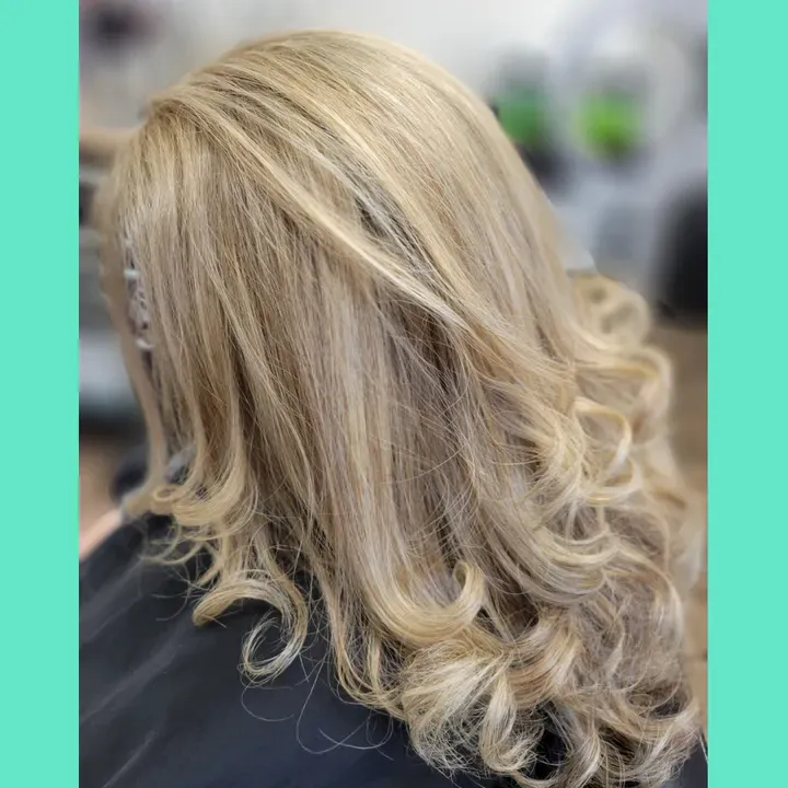 https://cdn.salonspotlight.com/photos/eGZvpHOhtf8ox8vCKkK3/32e5577c-b3f5-4b61-acf9-c4abb5837327_720x720