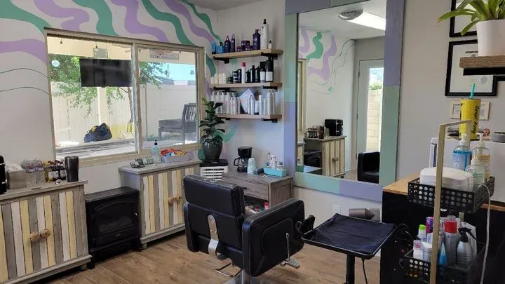 https://cdn.salonspotlight.com/photos/eGZvpHOhtf8ox8vCKkK3/dcc5fb41-a517-41c3-b33e-3655bd769cd7_720x720