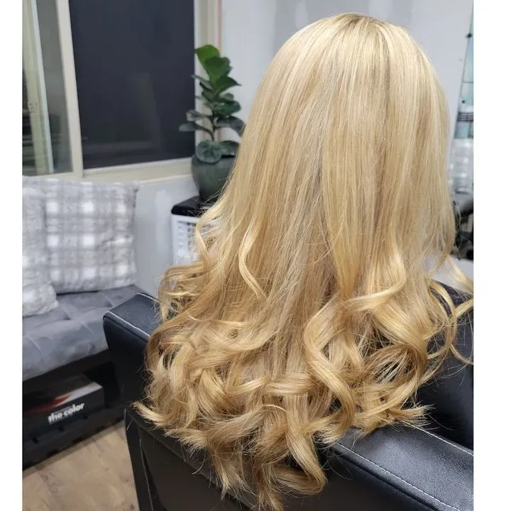 https://cdn.salonspotlight.com/photos/eGZvpHOhtf8ox8vCKkK3/e9f37855-e246-4d72-b50b-623912487f2f_720x720
