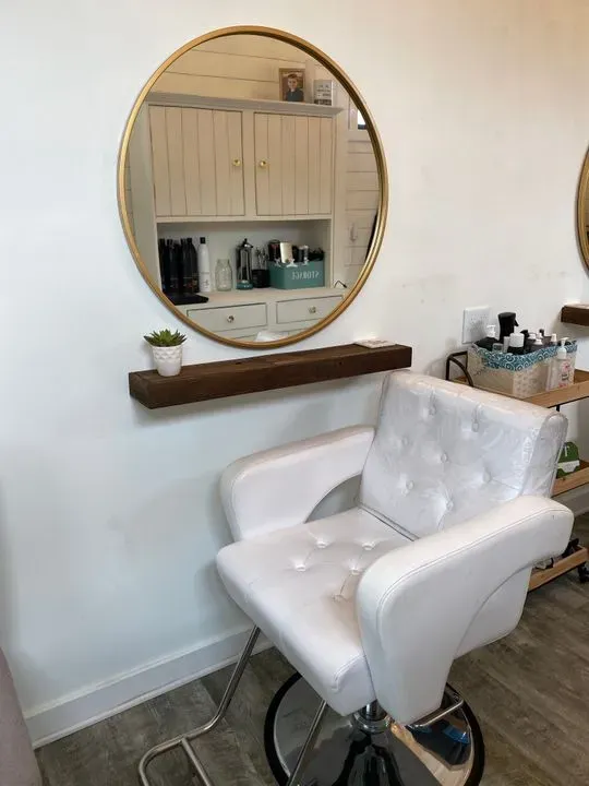 https://cdn.salonspotlight.com/photos/eHEmtddukuyNsHiVYIQc/73e42757-8bd5-4e55-9a0b-dbeca4236b17_720x720