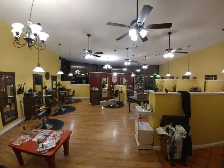 https://cdn.salonspotlight.com/photos/eHHiuvXowDtFZZjGDbxm/51d3a8ed-3c6f-4a10-b28b-034490fd168c_720x720