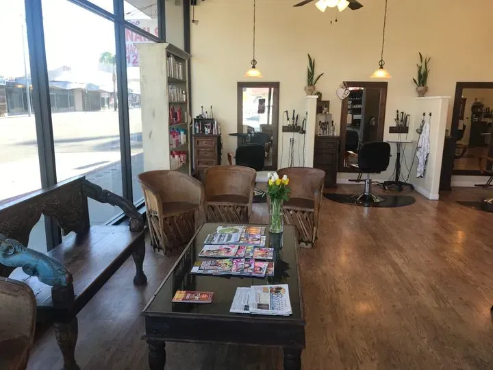 https://cdn.salonspotlight.com/photos/eHHiuvXowDtFZZjGDbxm/a5e81b00-e4d0-4ddb-af88-e7bbb055d2b4_720x720