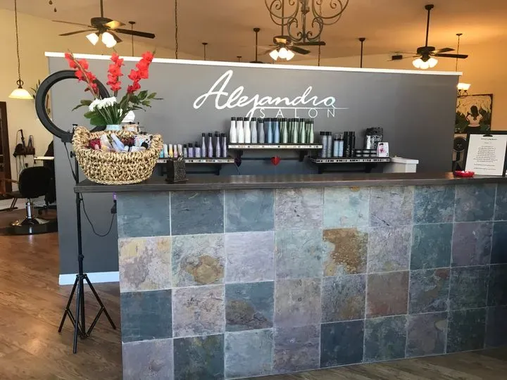 https://cdn.salonspotlight.com/photos/eHHiuvXowDtFZZjGDbxm/b25fd061-ff09-4e3c-ae8f-d2ab0a5e4b7c_720x720