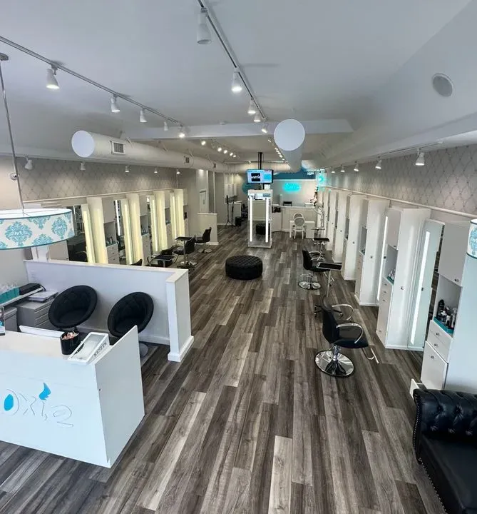 https://cdn.salonspotlight.com/photos/eLMQMmC3ZW4OaSYMDNdQ/97c4d8d5-f073-43ae-a6b7-d4ebbe985de2_720x720