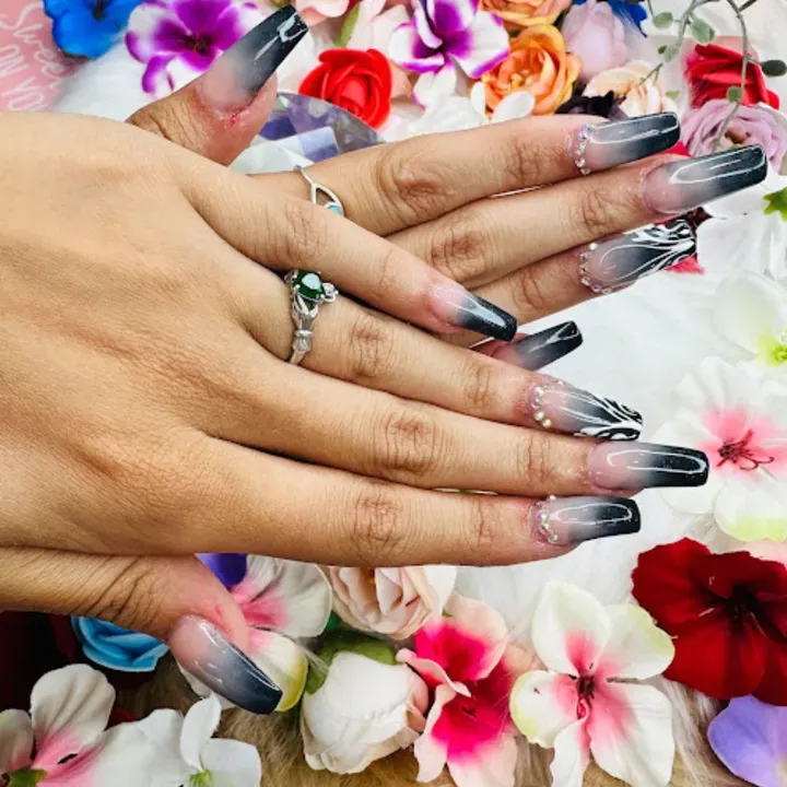 https://cdn.salonspotlight.com/photos/eMHP87vFjlrThHkiOdGf/04c52f97-c7e1-4dfa-8422-5f6c453c13dc_720x720